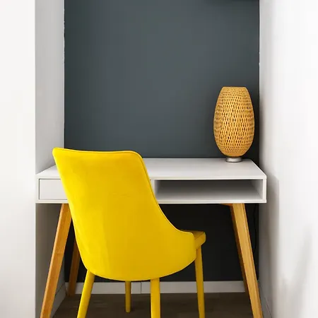Dioptase - Stylish Retreat By Selestate With Balcony דירה