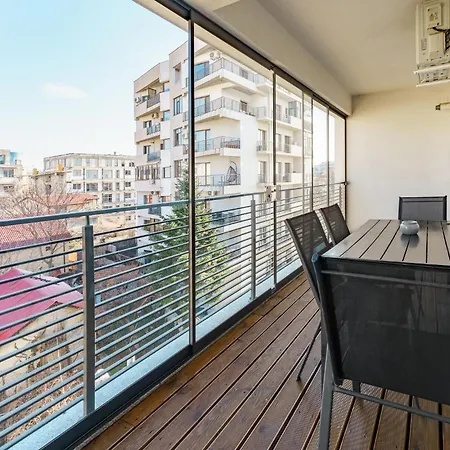 Dioptase - Stylish Retreat By Selestate With Balcony *